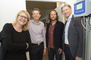 Fleur Imming, Stefan Blankenborg, Simme Andriesma en Koos Koolstra bij de broodvergister